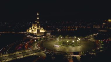 Putra Meydanı ve Putra Camii 'nin Putrajaya' daki gece manzarası