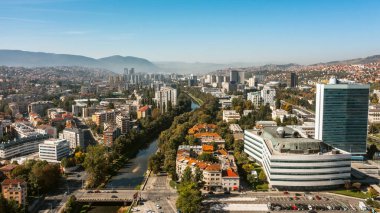 Saraybosna 'nın modern binalarıyla kentsel manzarası