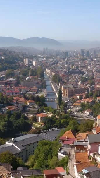 Vista Aérea Sarajevo Num Dia Ensolarado Vídeo Vertical — Vídeo de Stock