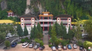 Ipoh şehrindeki Mağara Tapınağı 'nın hava manzarası