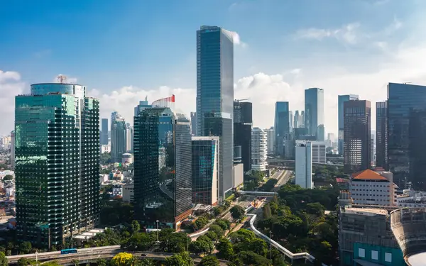Jakarta şehrinin gökdelenlerinin havadan görünüşü