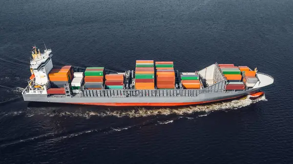 Containerschiff Meer Luftaufnahme lizenzfreie Stockfotos