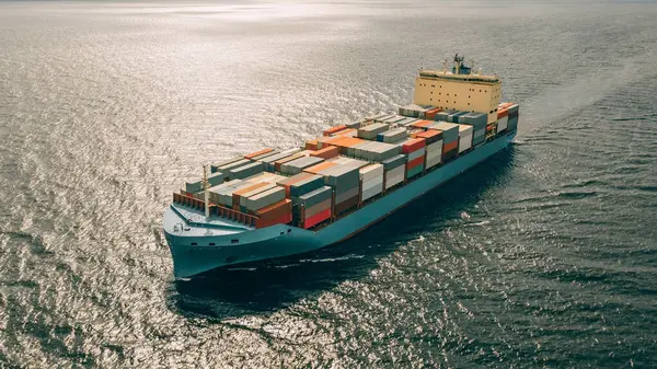 巨大的集装箱船在海里 空中景观 免版税图库图片
