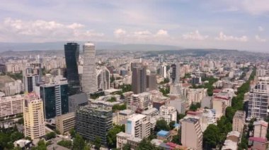 Tiflis 'in Vake bölgesinin eski ve modern mimarisiyle hava manzarası