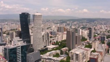 Tiflis 'in Vake bölgesinin eski ve modern mimarisiyle hava manzarası