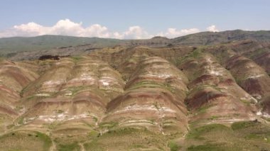 Georgia 'daki Mravaltskaro Renkli Dağları' nın havadan görünüşü