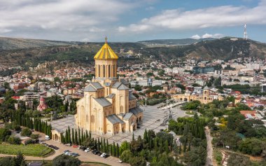 Tsminda Sameba Katedrali 'nin Tiflis' teki hava manzarası