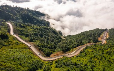 Gürcistan 'ın Gomismta köyü yakınlarındaki dağların arasındaki yol manzarası