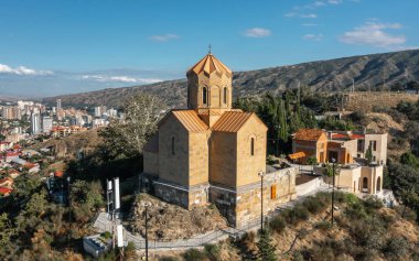 Tiflis 'teki Tabor Manastırı' nın hava görüntüsü