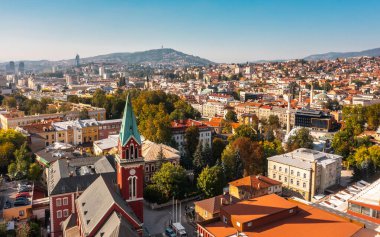Saraybosna 'nın şehir manzarası. Hava görünümü