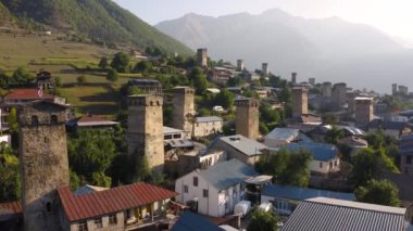 Mestia 'daki ünlü Svan kulelerinin hava görüntüsü