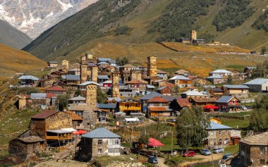 Gürcistan 'ın Svaneti bölgesinde Ushguli köyü manzarası