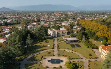 Zugdidi 'deki Dadiani Sarayı Parkı' nın havadan görüntüsü.