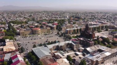 Güneşli bir günde Gyumri 'nin şehir merkezindeki hava manzarası