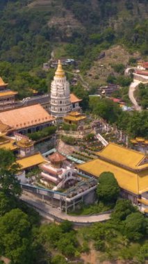 George Town 'daki Kek Lok Si Tapınağı. Dikey video