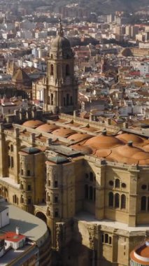 Malaga 'daki enkarnasyon katedrali. Hava dikey videosu