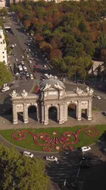 Madrid 'deki Puerta de Alcala' nın havadan görünüşü. Dikey video