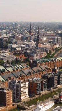 Hamburg 'un şehir manzarası. Hava dikey videosu