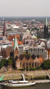 Bremen 'in şehir manzarası. Hava dikey videosu