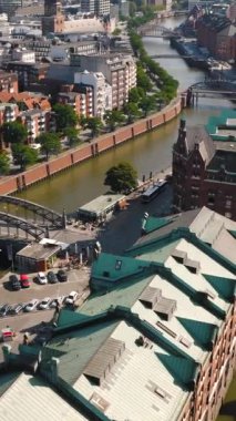 Hamburg sokakları ve kanalları. Hava dikey videosu