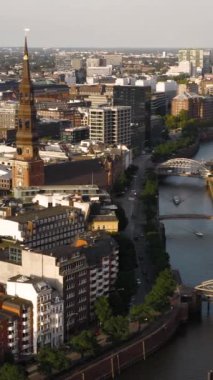 Hamburg 'un şehir manzarası. Hava dikey videosu