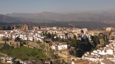 Ronda 'nın havadan panoramik görüntüsü. İspanya 'nın Malaga eyaletinin dağlık bir şehridir.