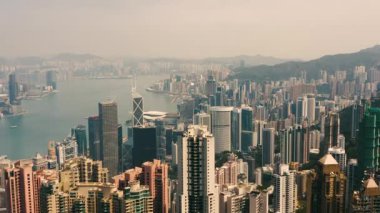 Güneşli bir günde Hong Kong şehrinin manzarası