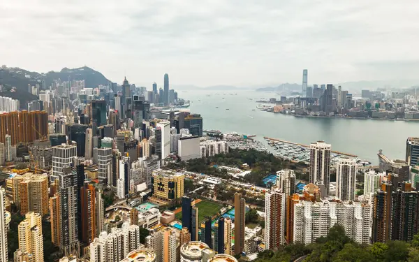 Bulutlu bir günde Hong Kong şehrinin manzarası