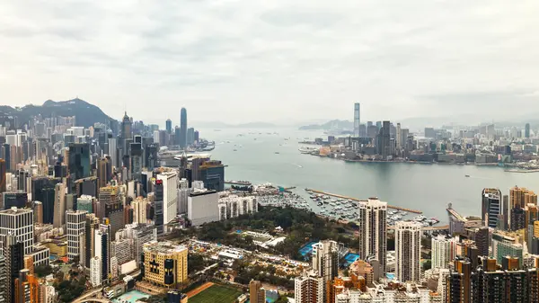 Bulutlu bir günde Hong Kong şehrinin manzarası