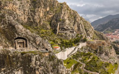 Amasya 'daki Pontic Kings Rock Tombs' un hava manzarası