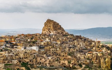 Kapadokya 'daki Uchisar Kalesi ve Mağara Evlerinin Panoramik Görünümü