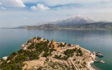 Türkiye 'de Van Gölü üzerinde yer alan tarihi Ermeni Kutsal Haç Katedrali ile Akdamar Adası