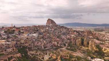 Kapadokya 'daki Uchisar Kalesi ve Mağara Evlerinin Panoramik Görünümü