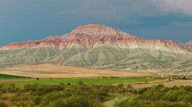 Ankara ilindeki Nallihan kuş yuvası ve gökkuşağı tepelerinin havadan görünüşü