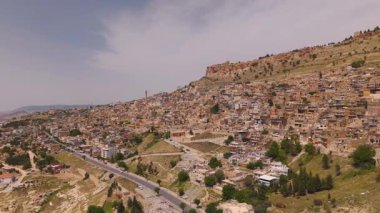 Mardin 'in şehir manzarası. Mardin 'in Artuklu ilçesine bağlı bir beldedir.