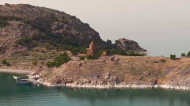 Türkiye 'de Van Gölü üzerinde yer alan tarihi Ermeni Kutsal Haç Katedrali ile Akdamar Adası