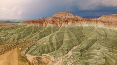 Ankara ilindeki Nallihan gökkuşağı tepelerinin hava manzarası