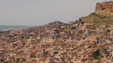 Mardin 'in şehir manzarası. Mardin 'in Artuklu ilçesine bağlı bir beldedir.