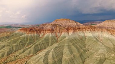 Ankara ilindeki Nallihan gökkuşağı tepelerinin hava manzarası