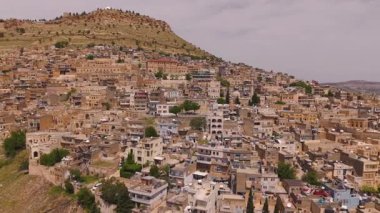 Mardin 'in şehir manzarası. Mardin 'in Artuklu ilçesine bağlı bir beldedir.