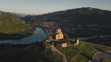 Gürcistan 'daki nehirlerin birleştiği yerde Jvari Manastırı ve Mtskheta' nın hava manzarası