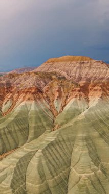 Ankara ilindeki Nallihan gökkuşağı tepelerinin hava manzarası. Dikey video