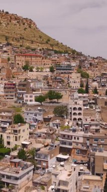 Mardin 'in şehir manzarası. Dikey hava görüntüsü