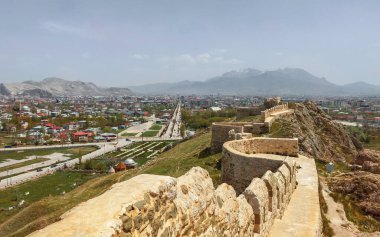 Van Şatosu 'nun Türkiye' deki kent ve dağların üzerindeki duvarlarından görüntü