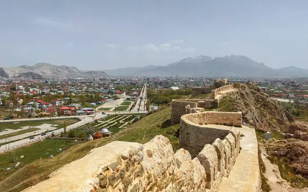 Van Şatosu 'nun Türkiye' deki kent ve dağların üzerindeki duvarlarından görüntü