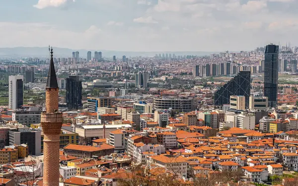 Ankara Kalesi 'nin duvarlarından Ankara' nın şehir manzarası