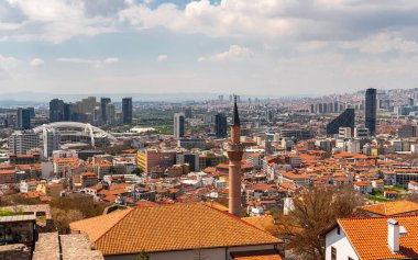 Ankara Kalesi 'nin duvarlarından Ankara' nın şehir manzarası