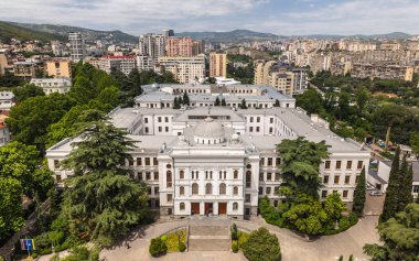 Tiflis, Gürcistan, 30 Mayıs 2025 - Tiflis Devlet Üniversitesi 'nin ana binasının havadan görünüşü