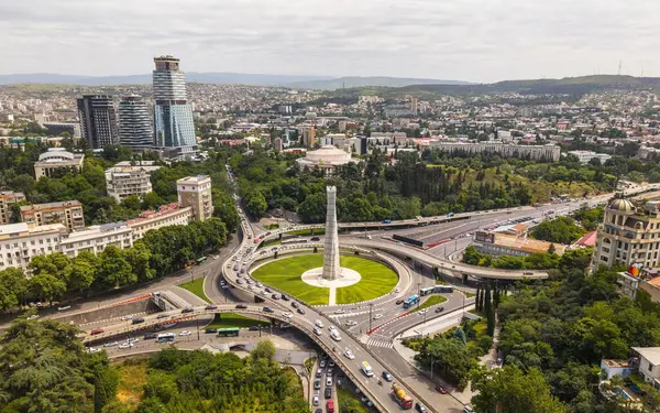 Tiflis, Gürcistan, 30 Mayıs 2025 - Tiflis 'teki Kahramanlar Meydanı' nın havadan görünüşü