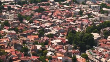 Terracotta çatıları ve kiliseleri olan eski Tiflis kasabası.